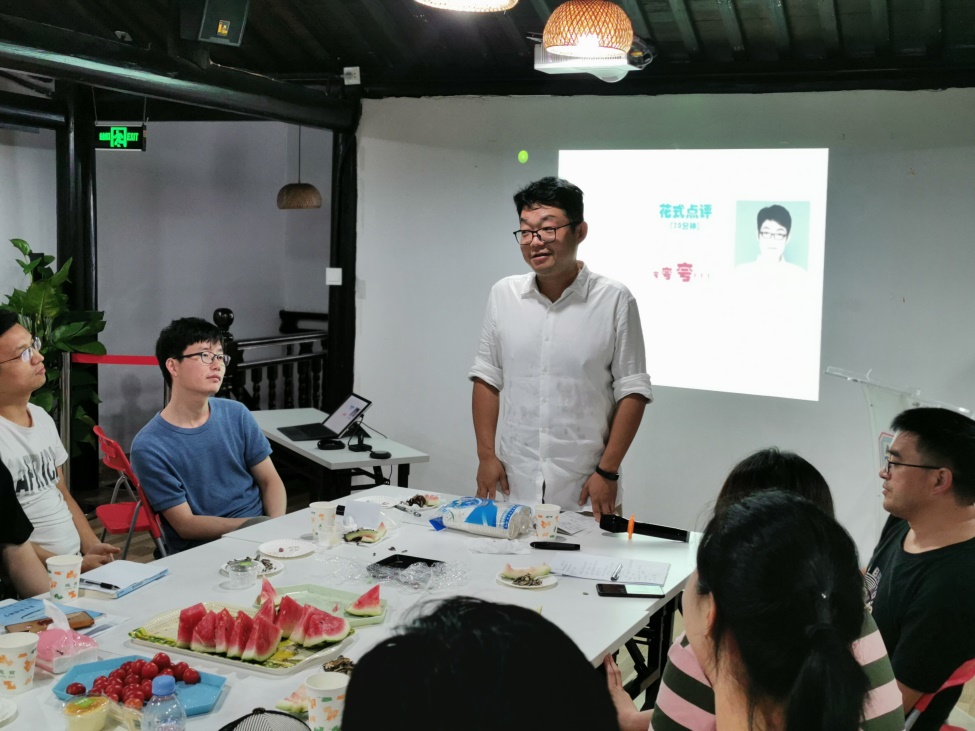 圖3.書友認真聆聽王煒老師的指導(dǎo).jpg 圖3.書友認真聆聽王煒老師的指導(dǎo).jpg